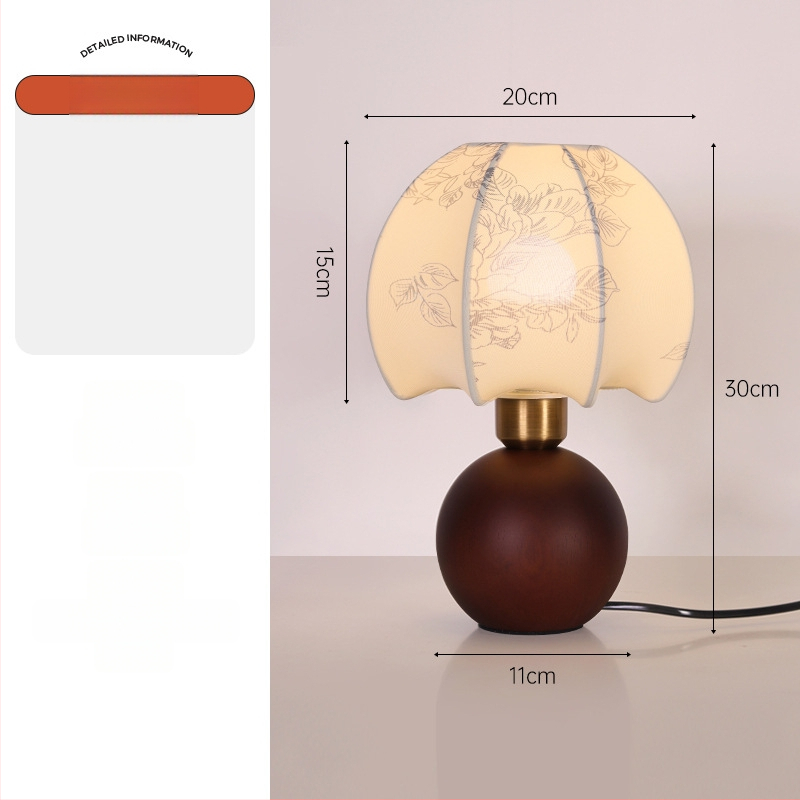 Masivna drvena stolna lampa u francuskom antičkom stilu s ambijentalnim osvjetljenjem, pogodna kao noćna ili retro zidna rasvjeta za dnevni boravak