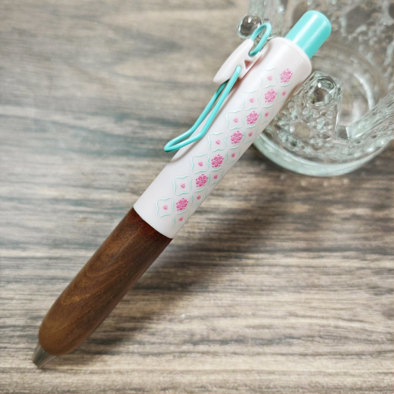 Tanosai Sötét Éjszaka golyóstoll szantálfa markolatttal, kompakt 0,5 mm fekete tinta, retro stílus