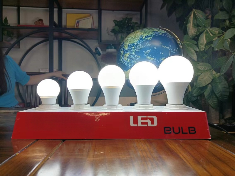 LED žarulja s bazama E27 i B22, energetski uštedna, izuzetno svijetla, senzor zvuka i svjetla, A klasa