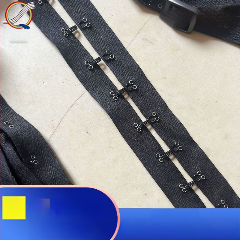 Odevné doplnky: spony, webbing pásky, bavlnená páska s ryšovou väzbou, vlna spona, šnúrková spona, spona na podprsenku