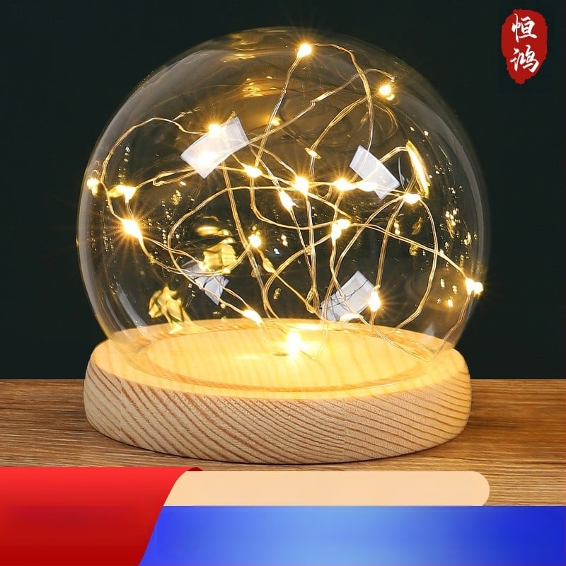 Sférická sklenená vitrína s uchovanými a sušenými kvetmi, sklenený kryt, svetielka na retiazke, figúrka, model ruky, vysokos borosilikátové sklo