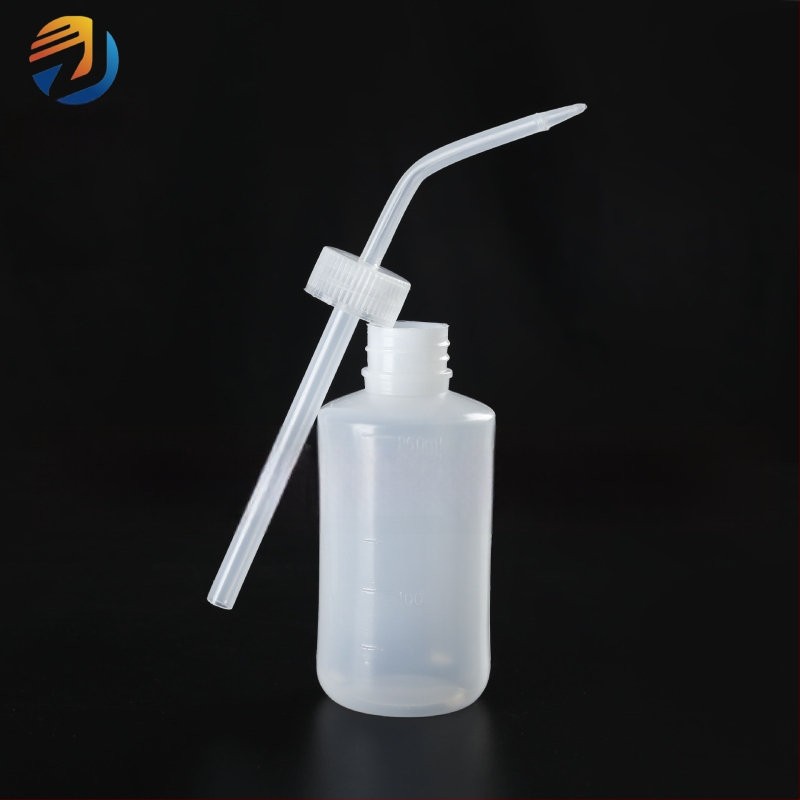 Laboratóriumi műanyag hajlított szájú mosópalack, fehér, 250 ml/500 ml, mérőskálával