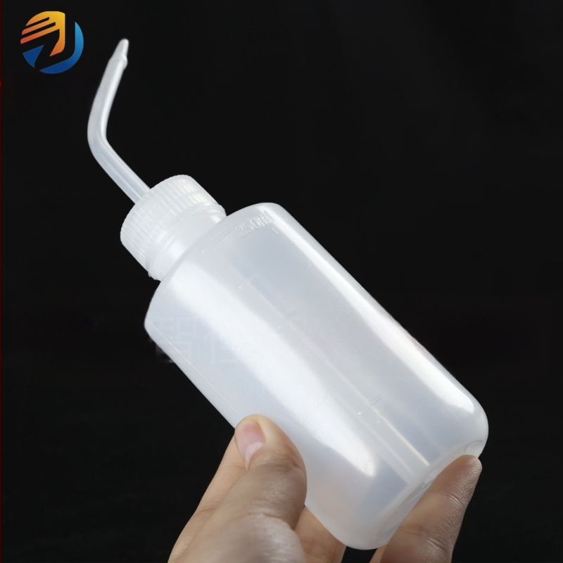 Laboratóriumi műanyag hajlított szájú mosópalack, fehér, 250 ml/500 ml, mérőskálával