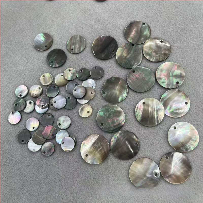 Fekete pillangó kagyló, természetes tengerihéj, kör, egy lyukkal, 8–60 mm, DIY ékszer alkatrész
