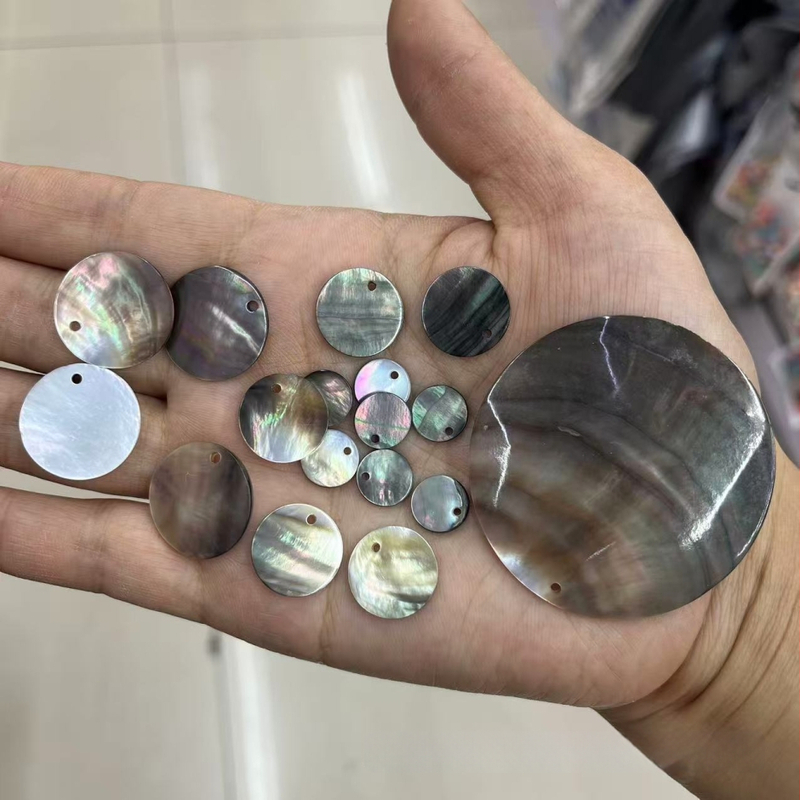Fekete pillangó kagyló, természetes tengerihéj, kör, egy lyukkal, 8–60 mm, DIY ékszer alkatrész
