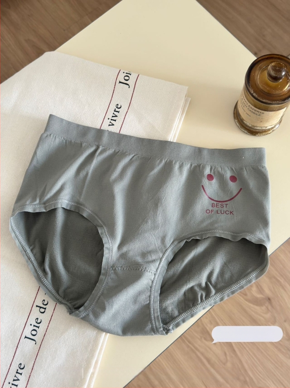 Lányok számára seamless nylon bugyi antibakteriális védelemmel, középmagas derekú, puha és lélegző, hasi részt szorító és csípőt felemelő hatással.