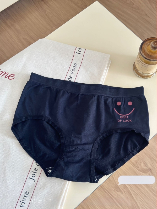 Lányok számára seamless nylon bugyi antibakteriális védelemmel, középmagas derekú, puha és lélegző, hasi részt szorító és csípőt felemelő hatással.