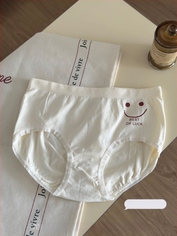 Lányok számára seamless nylon bugyi antibakteriális védelemmel, középmagas derekú, puha és lélegző, hasi részt szorító és csípőt felemelő hatással.