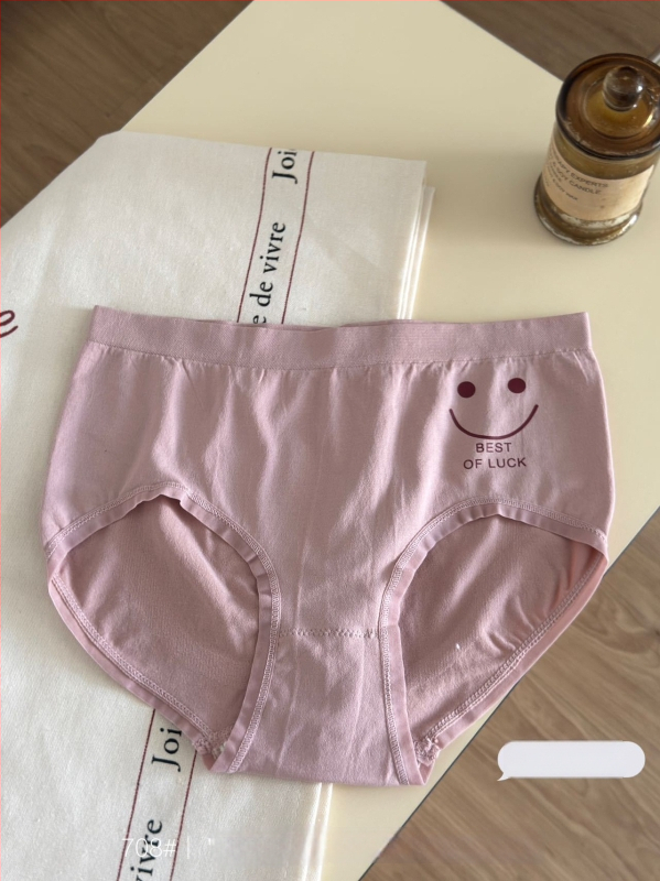 Lányok számára seamless nylon bugyi antibakteriális védelemmel, középmagas derekú, puha és lélegző, hasi részt szorító és csípőt felemelő hatással.