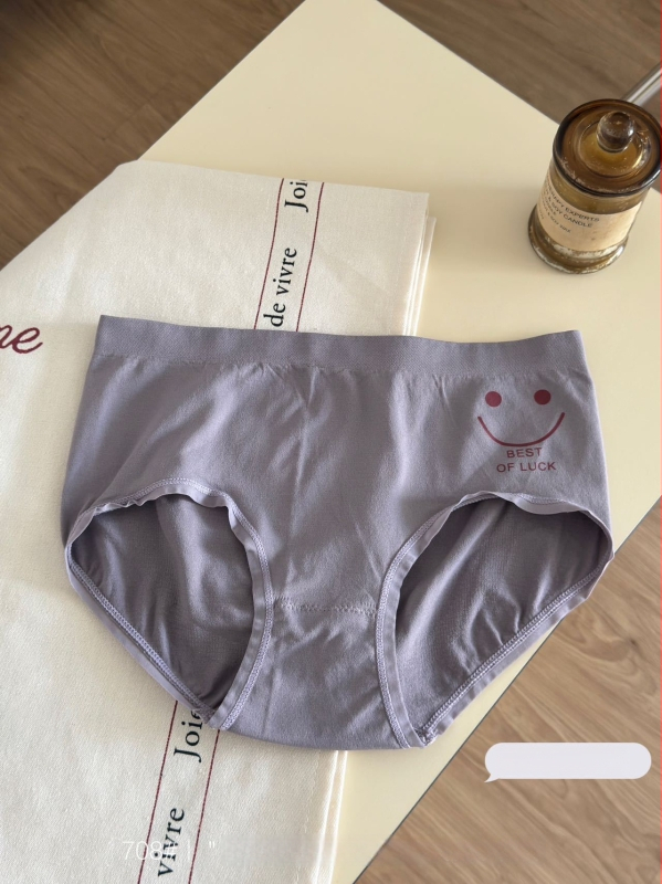 Lányok számára seamless nylon bugyi antibakteriális védelemmel, középmagas derekú, puha és lélegző, hasi részt szorító és csípőt felemelő hatással.