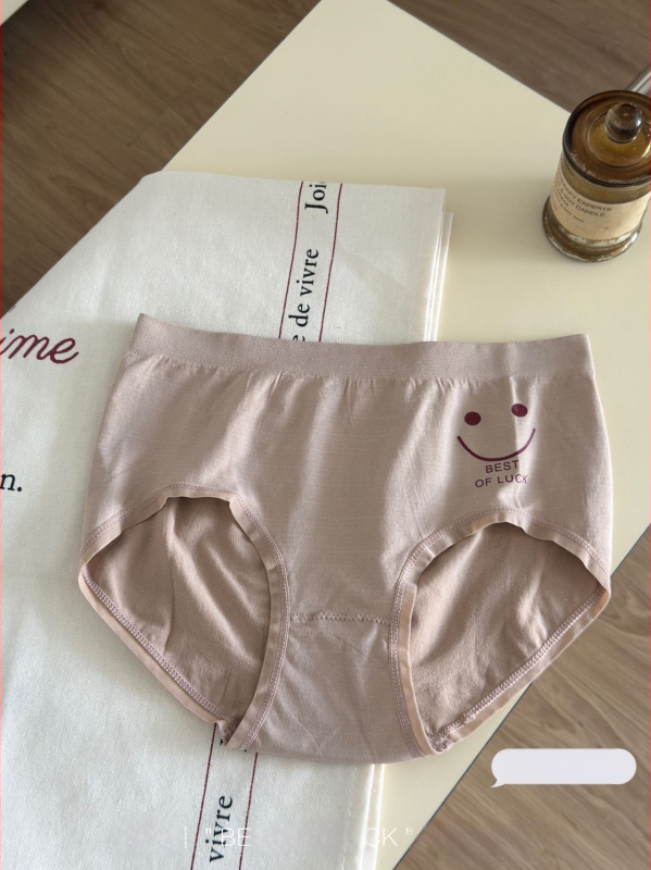 Lányok számára seamless nylon bugyi antibakteriális védelemmel, középmagas derekú, puha és lélegző, hasi részt szorító és csípőt felemelő hatással.