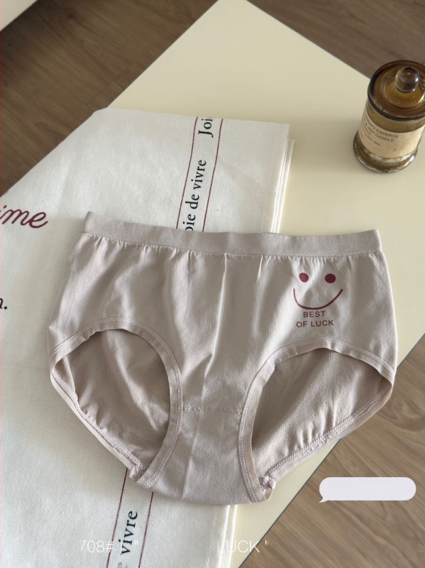 Lányok számára seamless nylon bugyi antibakteriális védelemmel, középmagas derekú, puha és lélegző, hasi részt szorító és csípőt felemelő hatással.