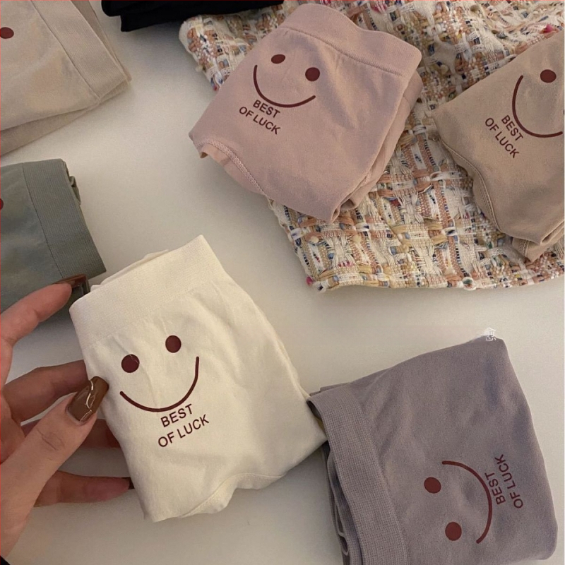 Lányok számára seamless nylon bugyi antibakteriális védelemmel, középmagas derekú, puha és lélegző, hasi részt szorító és csípőt felemelő hatással.