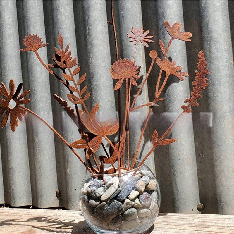 Flori de fier ruginite pentru grădină – ornament cu flori artificiale