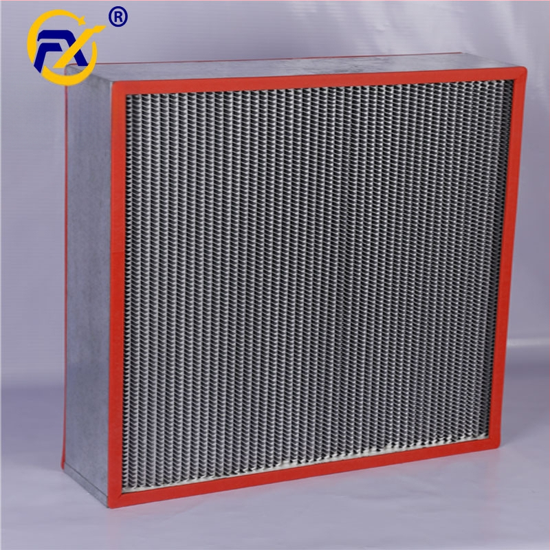 Filtru de aer cu eficiență înaltă H13/H14, tip placă-cadru, cu cadru galvanizat, plasă de filtrare compartimentată și element filtrant din fibră de sticlă