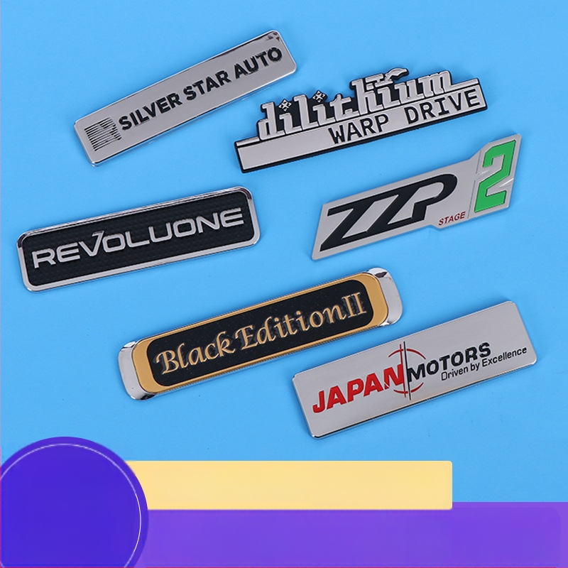 Emblemă auto din ABS plastic cu plăcuță metalică, finisaj electroplatinat, imprimare 3D color