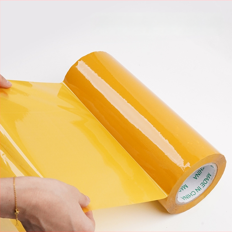 Bandă de ambalare extra-largă, transparentă bej, lățime 42 cm, lungime 110 m, cu adeziv acrilic pe folie BOPP; grosime 52 mm; aderență puternică și durabilitate; pentru ambalarea fabricii; -20°C până la 40°C.