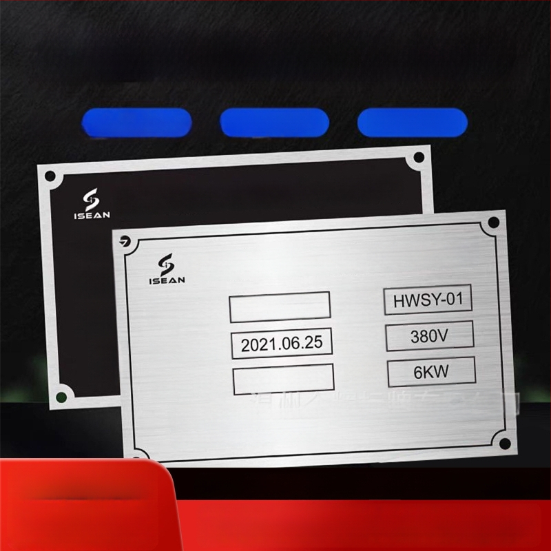 Plăci metalice pentru echipamente cu logo personalizat; materiale: oțel inoxidabil, aluminiu, alamă, acrilic sau PVC; plăci bicolor pentru branding și etichetare; marcare UV și serigrafie.