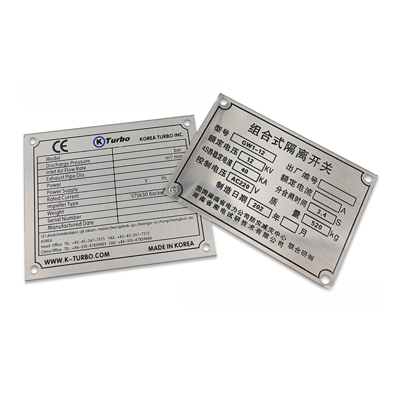Plăci metalice pentru echipamente cu logo personalizat; materiale: oțel inoxidabil, aluminiu, alamă, acrilic sau PVC; plăci bicolor pentru branding și etichetare; marcare UV și serigrafie.