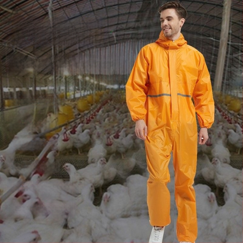Combinezon cu glugă pentru fermă de porci — îmbrăcăminte de protecție pentru hrănire, rezistentă la praf, impermeabilă și rezistentă la ulei.