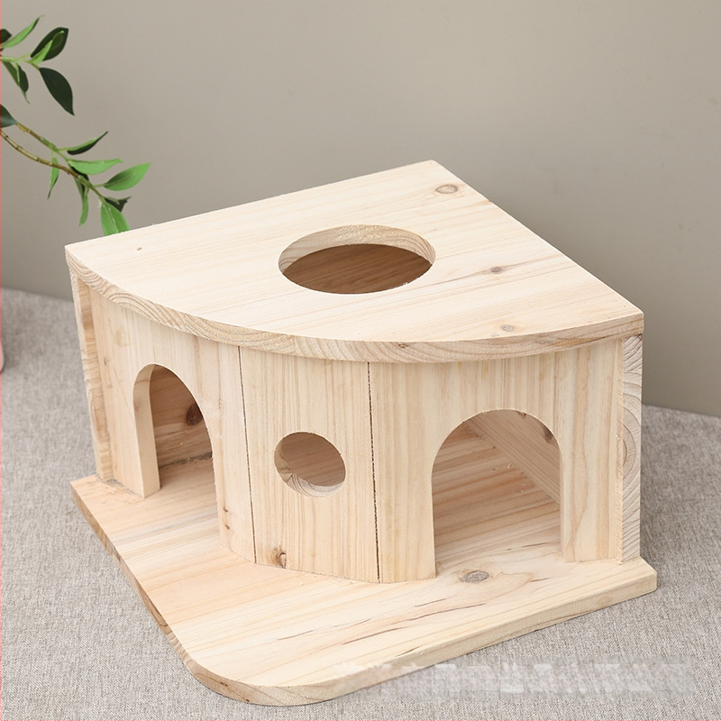 Cuib din lemn pentru animale de dimensiuni mici, cu intrări duble, multiple deschideri și formă în evantai; potrivit pentru hamsteri și alte animale mici.