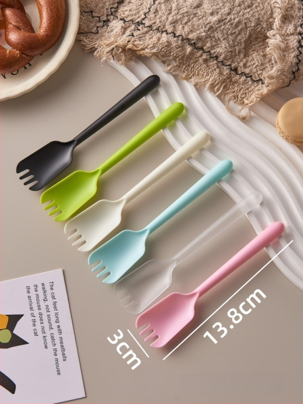 Set de tacâm plastic de unică folosință: lingură, furculiță, lingură de desert și lingură pentru înghețată, ambalate individual