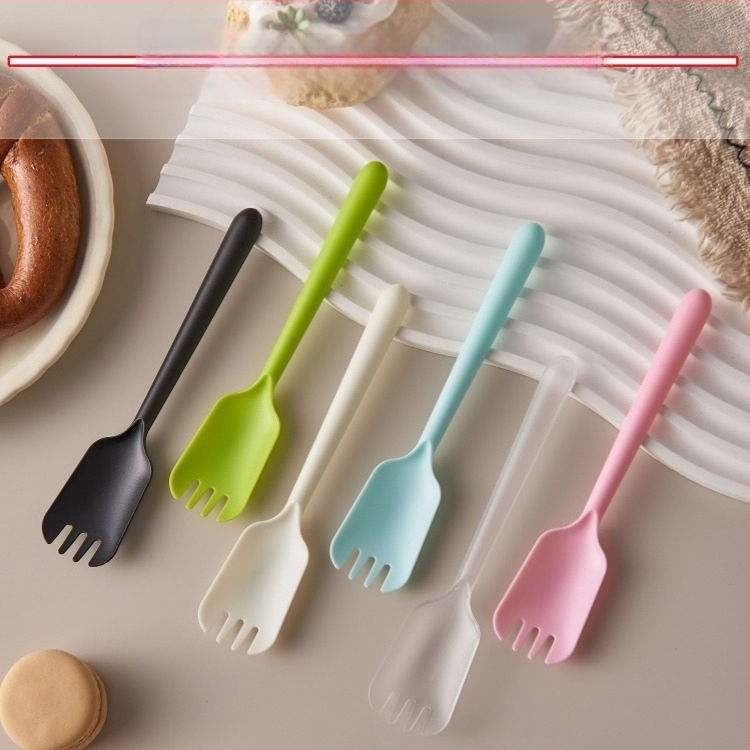 Set de tacâm plastic de unică folosință: lingură, furculiță, lingură de desert și lingură pentru înghețată, ambalate individual