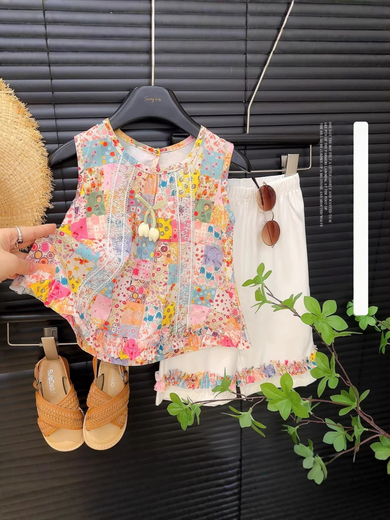 Set fetiță: top fără mâneci floral și pantaloni capri – vară 2026