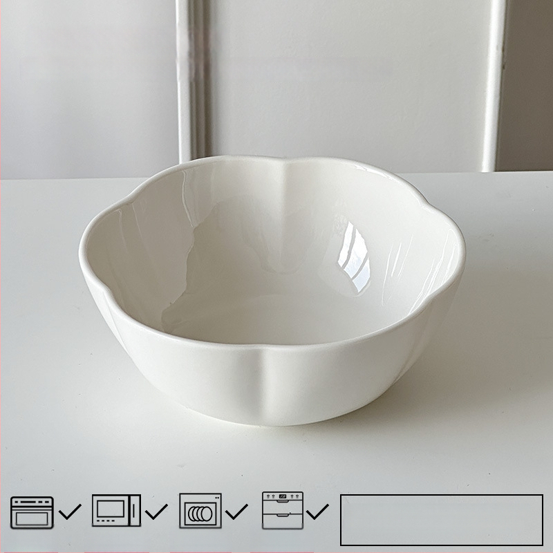 Vas desert cu petale, ceramică albă minimalistă, pentru mic dejun, terci și ceai.