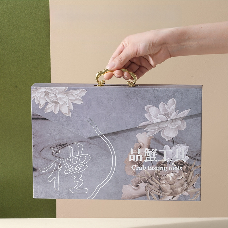 Set cu opt unelte din oțel inoxidabil pentru mâncarea racului, într-o cutie cadou cu ambalaj creativ, cutie cu capac basculant și cutie pentru card VIP
