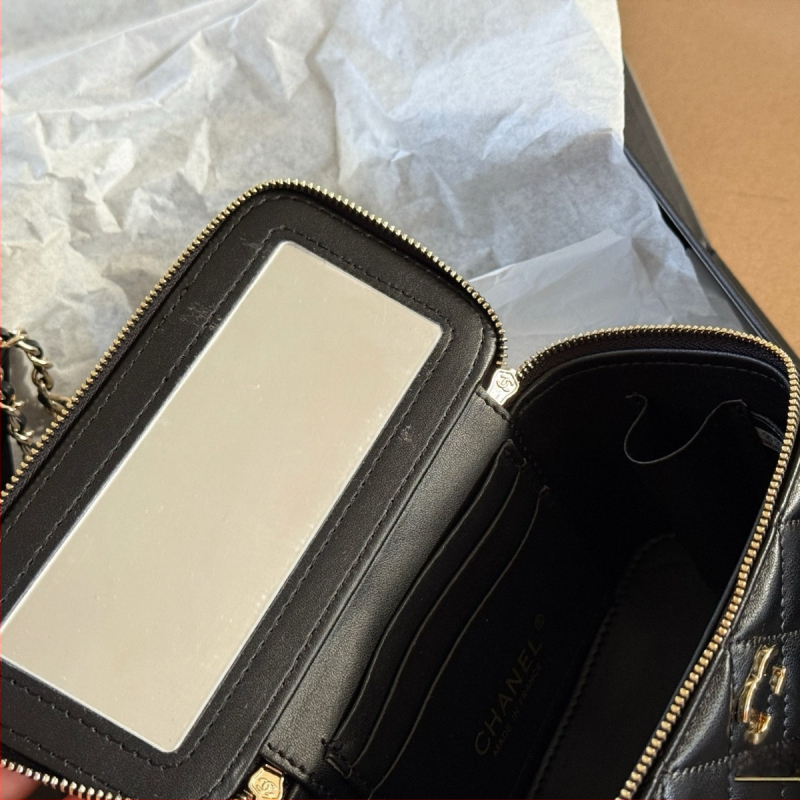 Geantă mini box din piele pentru femei, model quilt diamantat, etichetă Gold Label, pentru umăr sau crossbody.