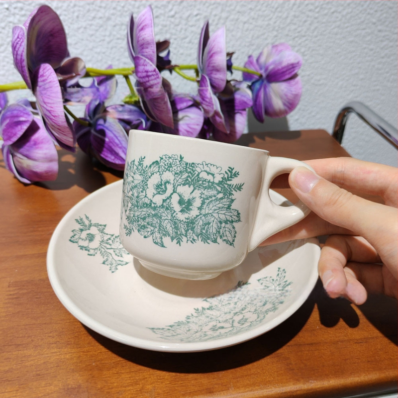 Ceasă de cafea din ceramică cu farfurioară, motiv floral vintage, culoare subglazură