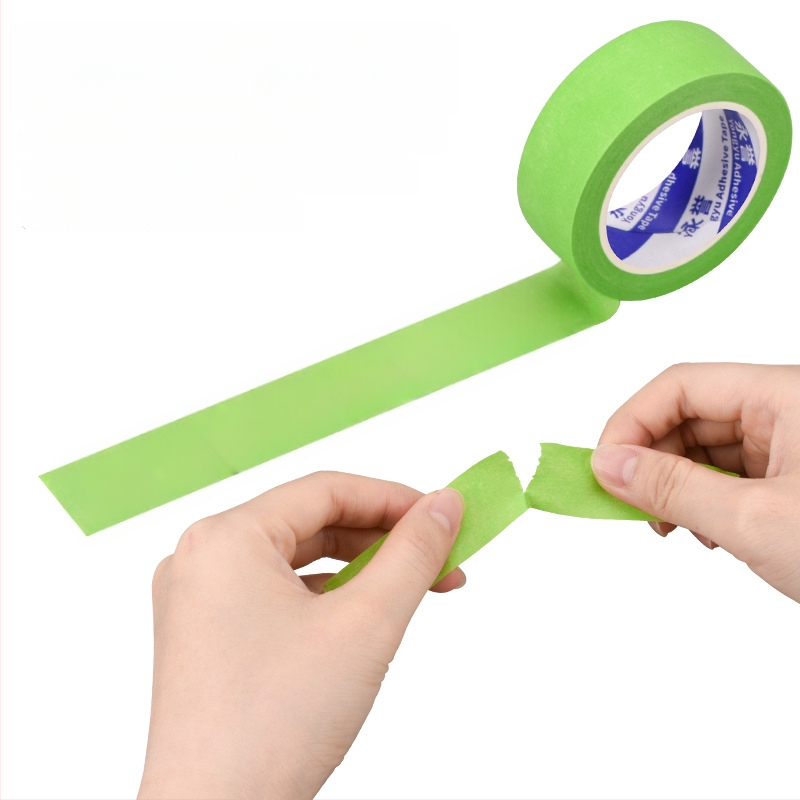 Bandă de mascare verde, texturată, fără reziduuri de adeziv, pentru artă și design; poate fi scrisă pentru marcaj; lățime 10–50 mm, lungime 10/20 m.