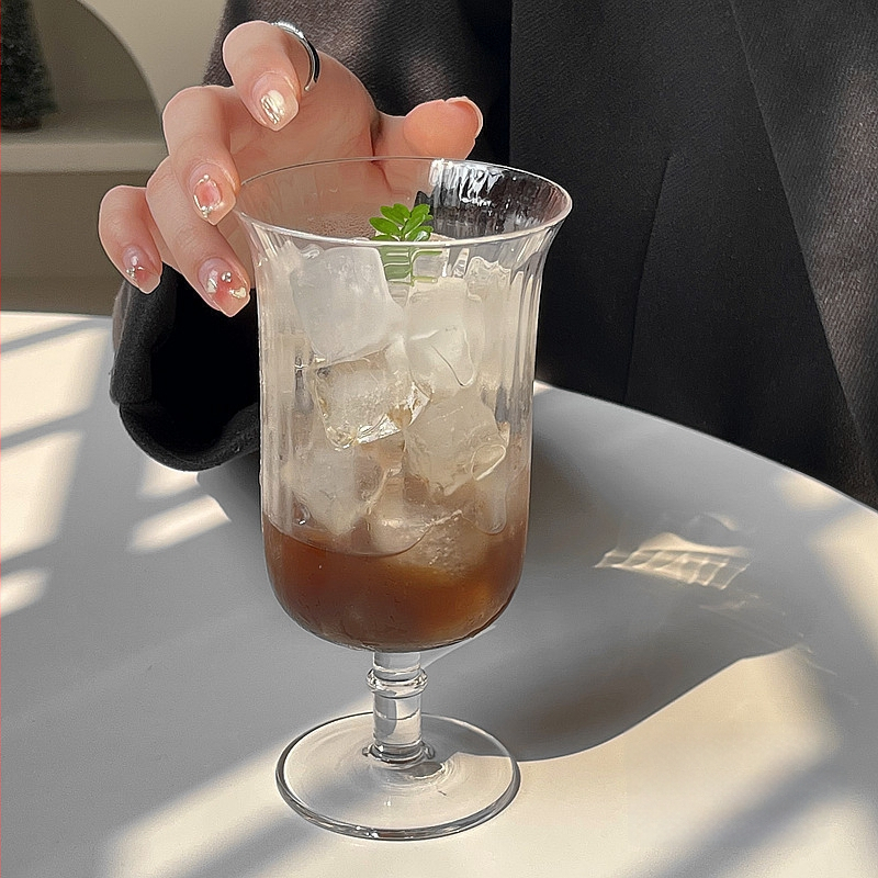 Pahar din cristal, cu formă de floare și margine evazată, picior scurt, potrivit pentru deserturi, vin, sucuri, ceai cu lapte și cocktailuri
