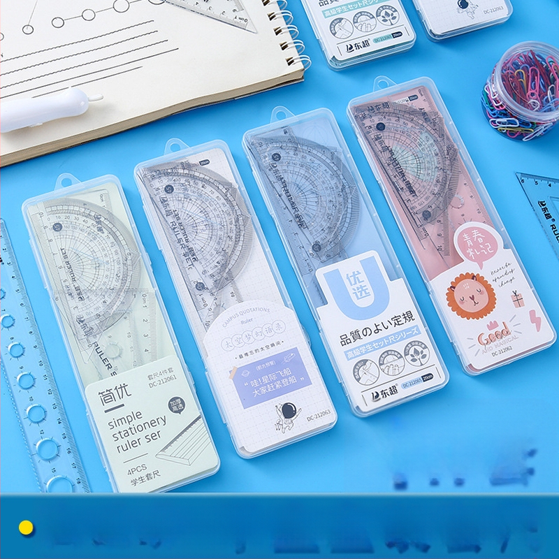 Set de rigle multifuncționale pentru elevi, în cutie transparentă, patru piese: riglă triunghiulară, riglă dreaptă și unghiometru, design animat