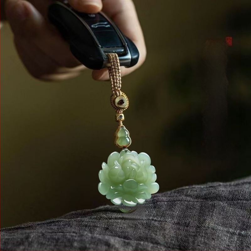 Jad Hetian natural – breloc pentru mașină și pandantiv, design minimalist cu floare plată, verde deschis, accesoriu unisex