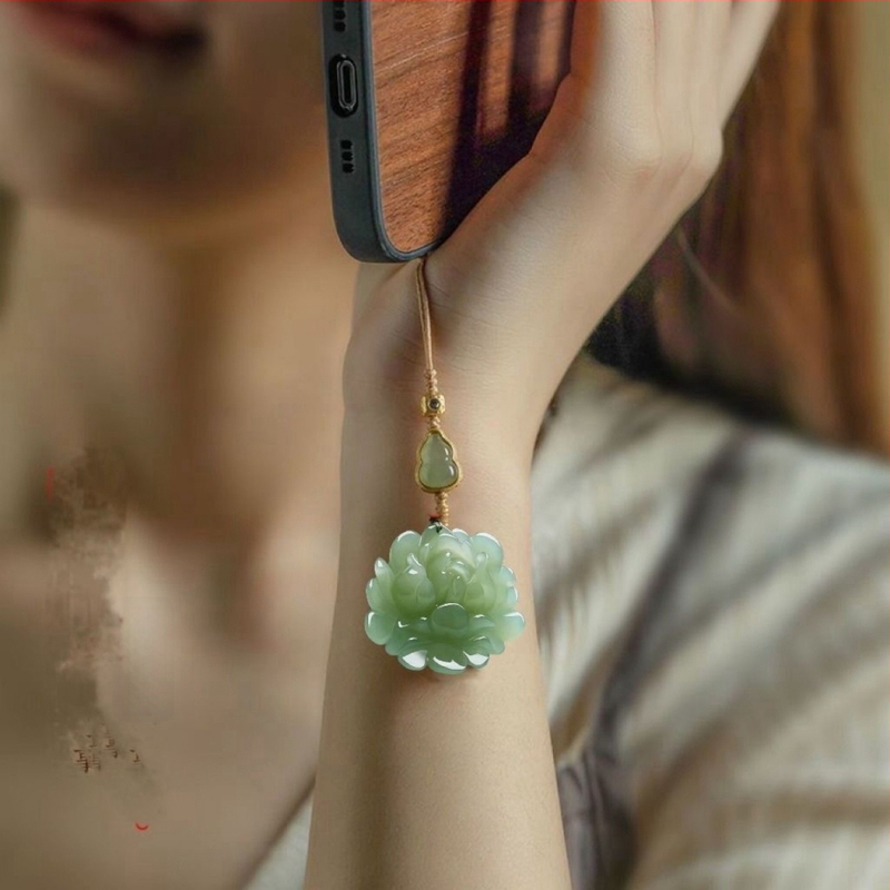 Jad Hetian natural – breloc pentru mașină și pandantiv, design minimalist cu floare plată, verde deschis, accesoriu unisex