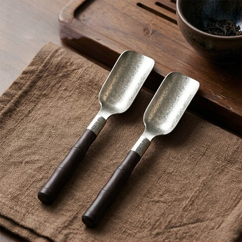 Set ceremonial din titan pur cu cristal: lingură de ceai din titan, lingură de amestecare, clește titan antiaderent, tavă de ceai, lemn de abanos, set de șase piese