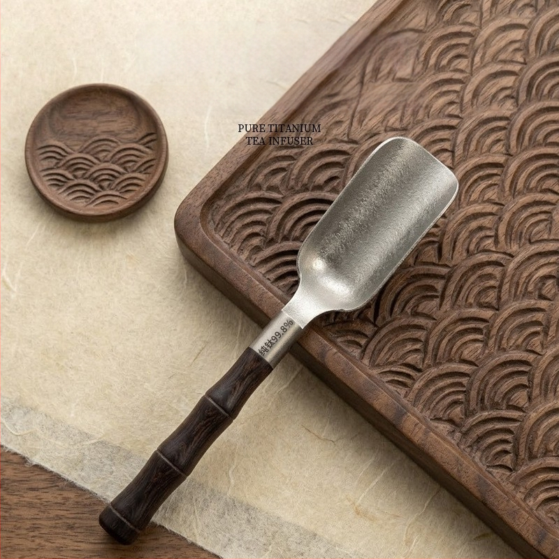 Set ceremonial din titan pur cu cristal: lingură de ceai din titan, lingură de amestecare, clește titan antiaderent, tavă de ceai, lemn de abanos, set de șase piese