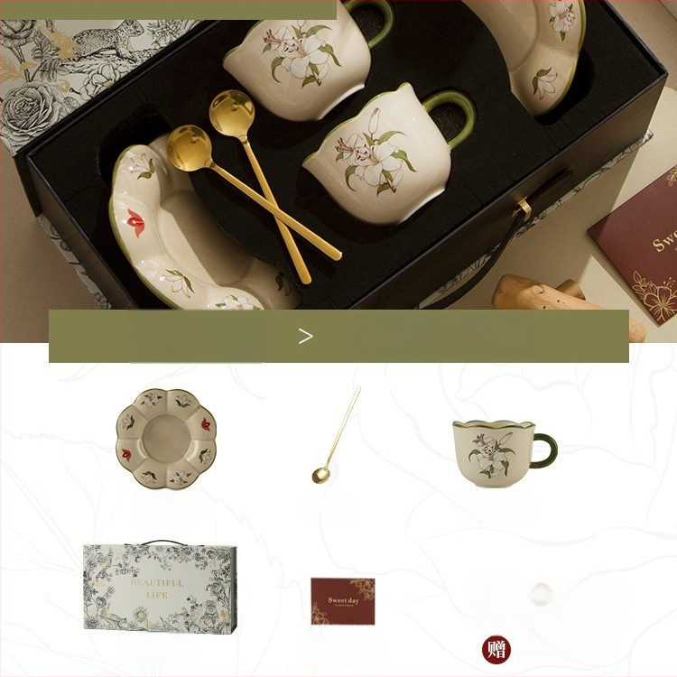 Pastorális stílusú kávéscsésze és alátét, liliom mintával, kerámia, prémium minőség, elegáns ajándékdobozt.