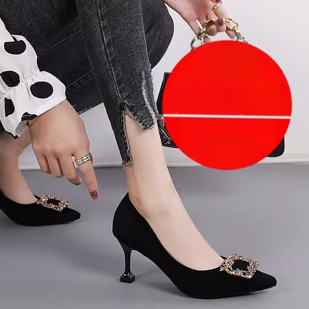 Fekete velúr női magassarkú cipő, vékony sarok és hegyes orr – slip-on irodai viselet