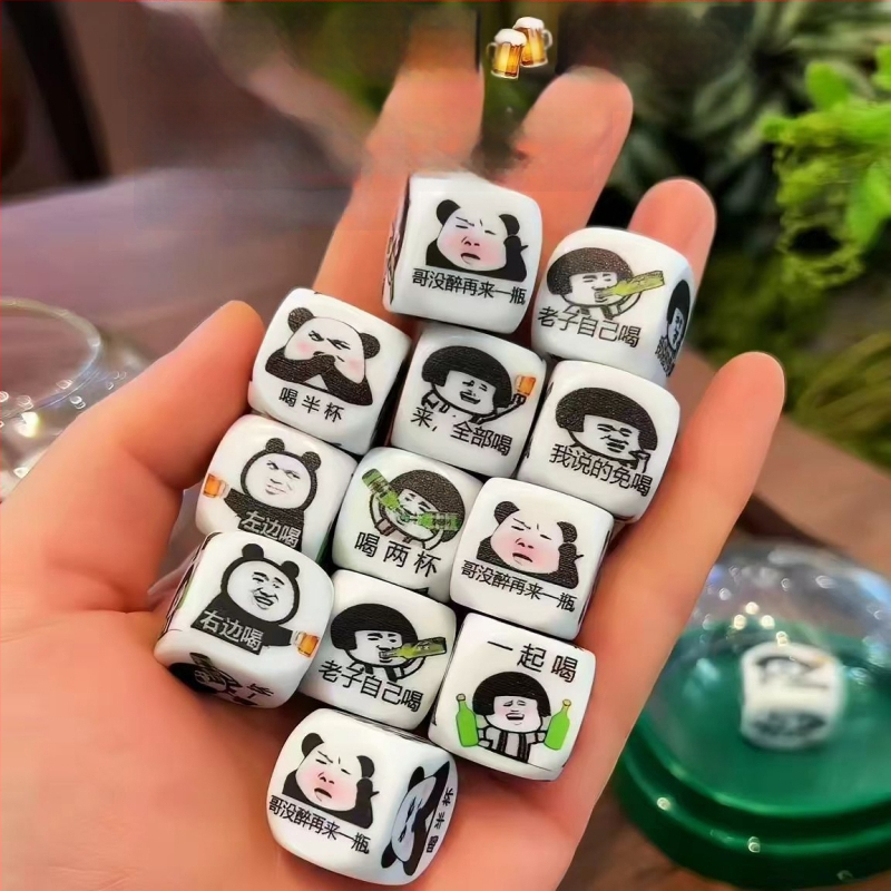 Emoji kocke za igre s pićem – zabavne lica na kockama za vino