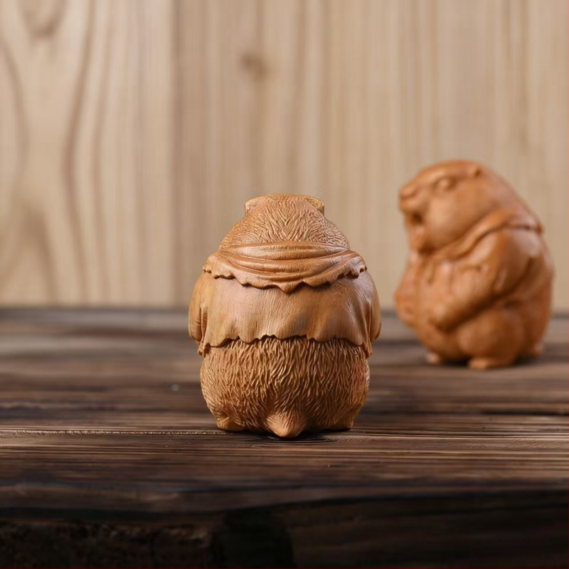 Мило дървено резбовано groundhog, украса за бюро, подарък от масивно дърво