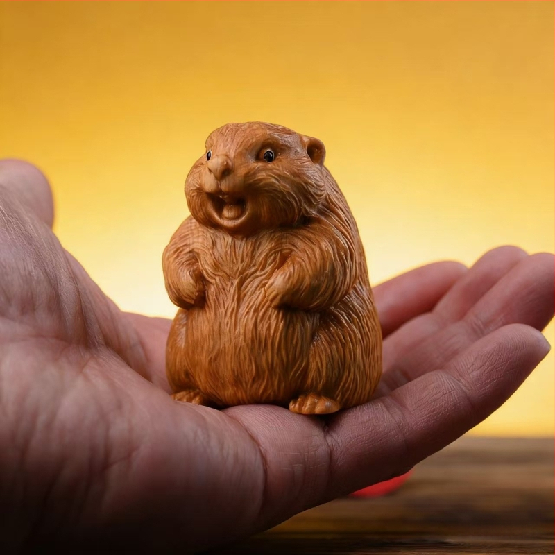 Мило дървено резбовано groundhog, украса за бюро, подарък от масивно дърво