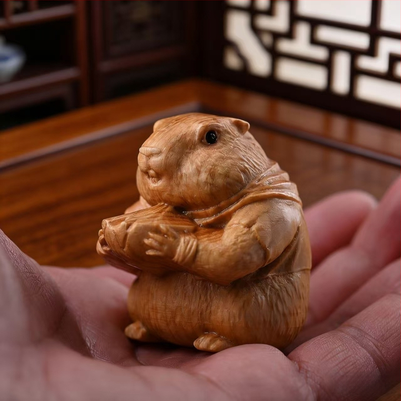 Мило дървено резбовано groundhog, украса за бюро, подарък от масивно дърво