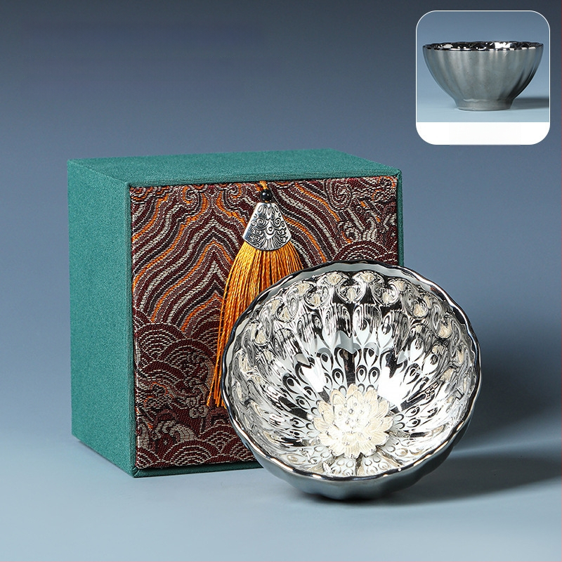 Aranyozott porcelán teáscsésze páva és lótusz motívummal