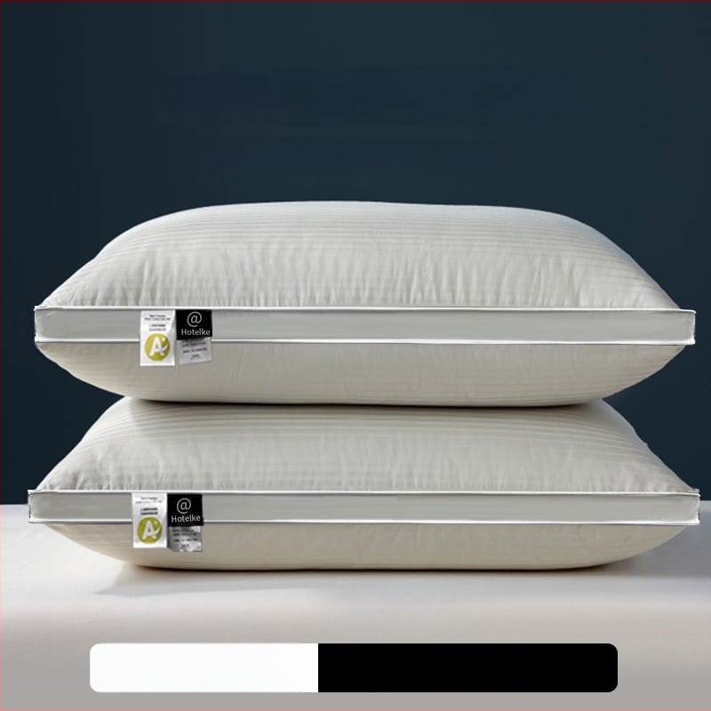 Fehér pamut párna, nagy rugalmasságú, téglalap alakú, satin csíkos dizájn, magasság 12 cm felett, tömeg 3–3,5 kg, töltet poliészter rost