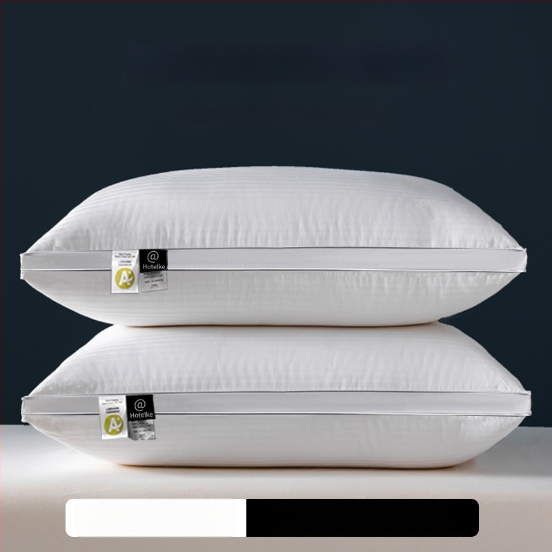 Fehér pamut párna, nagy rugalmasságú, téglalap alakú, satin csíkos dizájn, magasság 12 cm felett, tömeg 3–3,5 kg, töltet poliészter rost