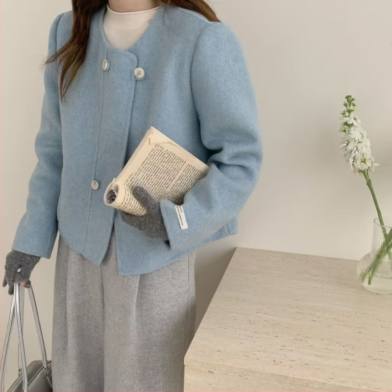 Palton scurt în stil coreean pentru femei, guler rotund, primăvara 2026, inspirat de Chanel, croială slim-fit, cu nasturi în linie