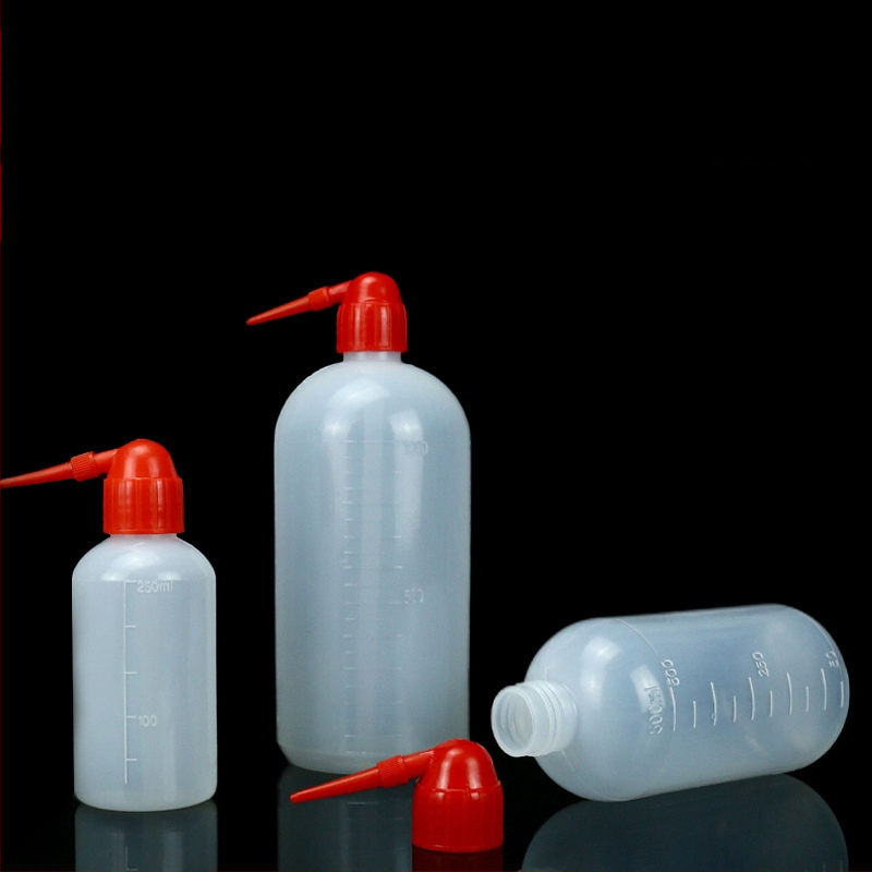 Személyre szabható műanyag laboratóriumi mosóflaska piros kupakkal, 250 ml és 1000 ml, görbült nyílás és hegyes vég, PE